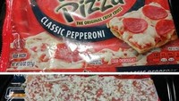Pepperoni pizza dalam kemasan ini diberi label Classic Pepperoni. Begitu dibuka, hanya ada dua buah pepperoni saja di atas pizzanya! Foto: Istimewa
