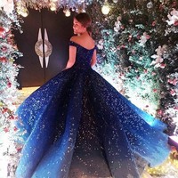 Isabelle pun tampil memukau dengan gaun biru yang dirancang oleh desainer Filipina berbasid di Dubai, Michael Cinco, desainer yang karyanya dipakai oleh selebriti populer seperti Jennifer Lopez, Lady Gaga, dan Beyonce. Mengenakan ballgown biru yang disempurnakan dengan aksesori Swarovski, penampilan Isabelle itu pun ditaksir seharga Rp 522 juta. Foto: Instagram