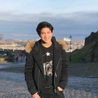 Putra dari Tamara Bleszynski, Teuku Rassya, berpose stylish dalam balutan jaket dan kaus dari brand Givenchy. Kaus yang dipakainya seharga US$ 550 atau sekitar Rp 7,3 juta. Foto: Instagram