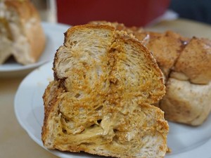 Ngemil Roti Panggang Hangat dengan Isian Manis Creamy di Sini