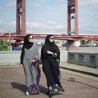 Pemakaian abaya juga bisa jadi ide cemerlang untuk menghadiri pengajian. Vivi Zubedi dan Hamidah Rachmayanti memakai abaya berwarna gelap dengan tambahan aksen etnik. Cocok untuk kamu yang suka tampil bold. Foto: Instagram