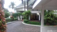 Dinas beralasan lift itu untuk mengakomodir tamu difabel yang berkunjung ke rumah 2 lantai tersebut.