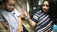 Kalau tadi Gigi nyuapin Raffi mie, kali ini Rafathar ga mau kalah. Terlihat kalau Rafathar senang sekali disuapi roti oleh ibunya. Foto: instagram @raffinagita1717