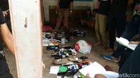 Sejumlah barang bukti berupa senjata api dan senjata tajam disita dalam penggerebekan ini.