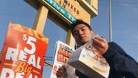 Ketika sedang berlibur ke Los Angeles, California terlihat Boy William sedang membeli ayam di Churchs Chicken. Foto: Instagram @boywilliam17
