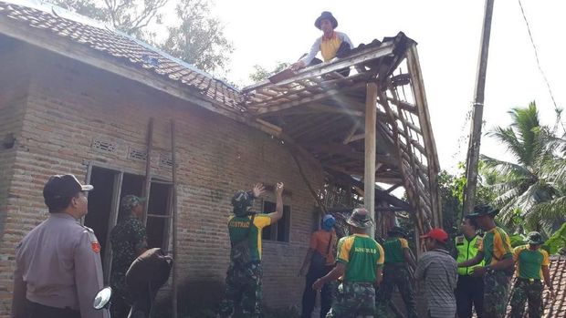 Prajurit Kostrad Bantu Korban Gempa Banten Bersihkan Reruntuhan Rumah