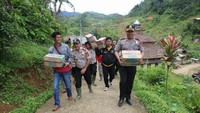 Proses distribusi bantuan ke pengungsi (Foto: Dok. Humas Polres Bogor)