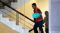 Erwan naik ke ruang pemeriksaan.
