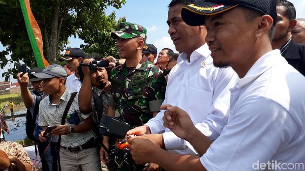 Mentan Amran jajal drone pertanian