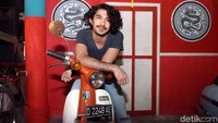 Reza Rahadian saat ditemui di kawasan Cibubur, Jakarta Timur pada Rabu (24/1). Pool/Noel/detikFoto.