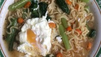 Terlihat sederhana, mie instan kuah dari @galoeh__cooking diberi tambahan buncis, wortel dan irisan rawit merah. Telur setengah matangnya masih meleleh!Foto: Istimewa