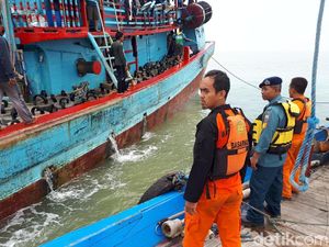 Terombang-ambing, KM Astro Sari Berhasil Sandar di Pantai Popoh