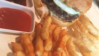 Burger dengan isian patty dan telur sangat enak disajikan dengan kentang goreng dan dicocol saus. Mantap! Foto: Instagram @boywilliam17