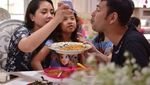 So Sweet! Begini Keseruan Raffi, Gigi dan Rafathar Kalau Lagi Makan Bareng