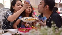 Sarapan pagi itu penting untuk kesehatan, tulis akun instagram @raffinagita1717. Wah, sarapaan pagi Raffi disuapin istri tercinta, nih. Foto: instagram @raffinagita1717