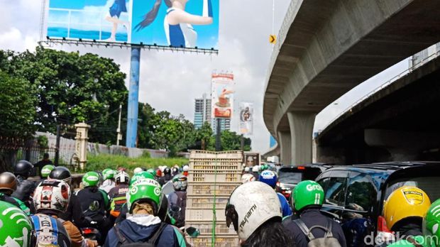 Macet Panjang di Pancoran ke Kuningan, Kendaraan Sempat Tak Bergerak
