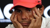 Ekspresi Rafael Nadal usai mundur karena cedera. REUTERS/Edgar Su.