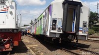 Petugas PT KAI langsung bergerak mengevakuasi kereta anjlok. Petugas saat ini tengah berupaya mengembalikan roda ke jalur semula.
