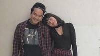 Kayak pacaran ABG, Awkarin dan Alfi juga punya flanel couple. Foto: ist