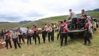 Gotong royong menyalurkan bantuan ke tenda pengungsi (Foto: Dok. Humas Polres Bogor)