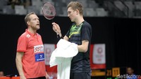 Axelsen mendapat arahan dari pelatihnya.