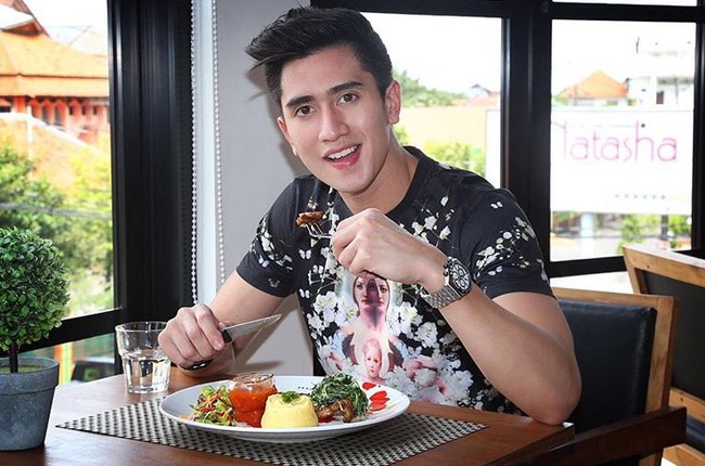 Aktor muda Verrell Bramasta memakai kaus Givenchy yang harganya mencapai US$ 1.690 atau sekitar Rp 18 juta. Foto: Instagram