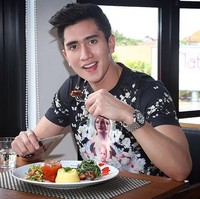 Aktor muda Verrell Bramasta memakai kaus Givenchy yang harganya mencapai US$ 1.690 atau sekitar Rp 18 juta. Foto: Instagram