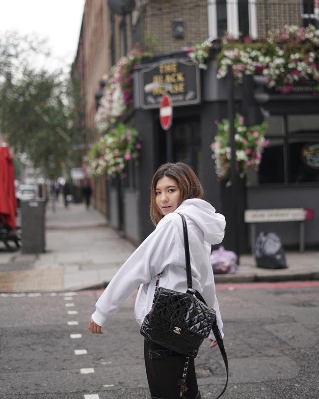 Anak Wulan Guritno, Shaloom Razade, yang tengah kuliah di Inggris, tampak berpose memakai tas ransel Chanel seharga Rp 30 jutaan. Foto: Instagram