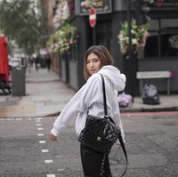 Anak Wulan Guritno, Shaloom Razade, yang tengah kuliah di Inggris, tampak berpose memakai tas ransel Chanel seharga Rp 30 jutaan. Foto: Instagram