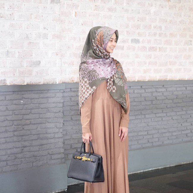 Nadiah terlihat sangat teduh dengan gamis polos berwarna cokelat. Ia memadukan gamis berwarna earth tone itu dengan hijab scarf motif cantik berwarna senada. Tampilan sederhana yang sangat cocok untuk acara pengajian. Foto: Instagram