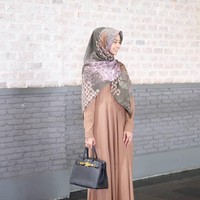 Nadiah terlihat sangat teduh dengan gamis polos berwarna cokelat. Ia memadukan gamis berwarna earth tone itu dengan hijab scarf motif cantik berwarna senada. Tampilan sederhana yang sangat cocok untuk acara pengajian. Foto: Instagram