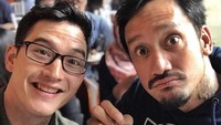 Berpose bersama Mike Lewis, Tora tak mau melepaskan sepiring dessert yang tengah disantapnya. Sepotong kue cokelat dan sepotong kue oreo tampak ikut tercapture. Foto: Instagram @t_orasudi_ro