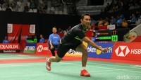 Sony berusaha mengembalikan shuttlecock serangan lawan.