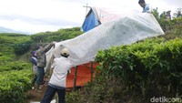 Untuk mencapai lokasi, butuh perjalanan sekitar 4,5 jam dari pusat Kota Bogor.