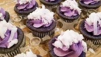 Penyuka cupcake bisa mencicipi cupcake buatan @islanderbakery ini. Adonan cake nya dari ubi, diberi krim ubi juga sehingga makin legit rasanya. 