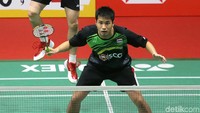 Kittisak Namdas melakukan smash.