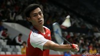 Shesar berusaha menjangkau shuttlecock.
