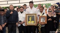 Sang putra tampak tak bisa menahan duka melepas ayahanda tercintanya. Pool/Noel/detikFoto.