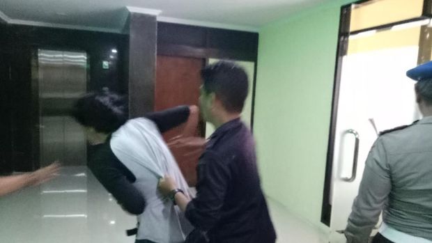 Tolak Impor Beras, Mahasiswa Mengamuk Paksa Masuk DPRD Sulsel
