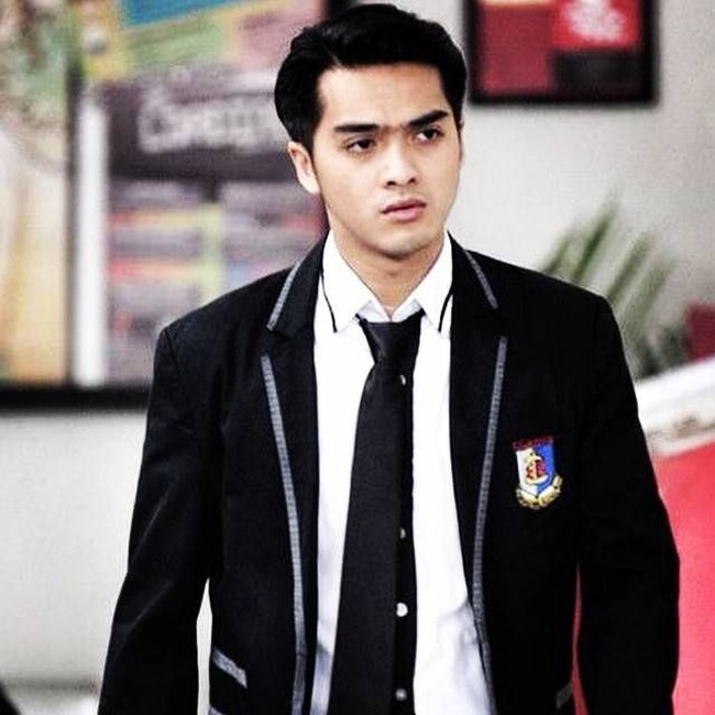 Ricky Harun memang memiliki tampang imut, siapa sangka usianya sudah 27 tahun saat membintangi sinetron Ganteng-ganteng Serigala. Peran Ricky saat itu menjadi anak SMA bersama Kevin Julio. Foto: Instagram