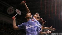 Anthony Ginting melakukan smash.