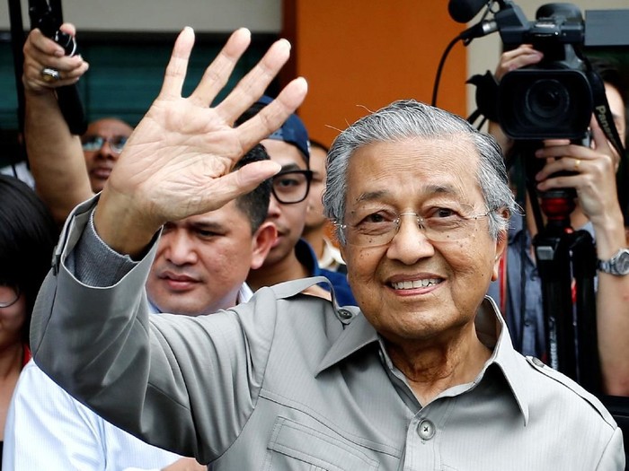 Malaysias former prime minister Mahathir Mohamad and his wife Siti Hasmah Mohamad Ali take a selfie as they attend a Star Wars movie screening in this undated photo posted on Mahathirs Twitter account December 14, 2017. Social Media/Mahathir Mohamad via REUTERS ATTENTION EDITORS - THIS IMAGE WAS PROVIDED BY A THIRD PARTY. NO RESALES. NO ARCHIVES
