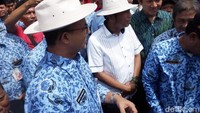 Anies Baswedan terlihat mengenakan topi koboi yang diberikan oleh Lulung saat blusukan di Tanah Abang beberapa waktu lalu. Foto: Haris Fadhil/detikcom