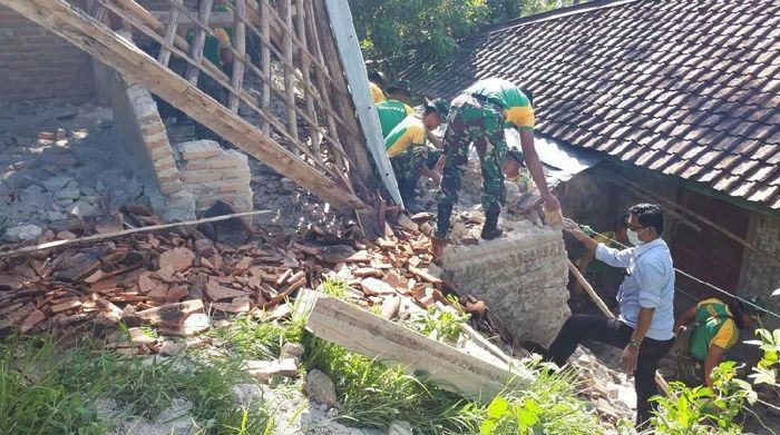 Foto: Kostrad Bantu Warga Lebak Korban Gempa 6,4 SR (dok. istimewa) Foto: Kostrad Bantu Warga Lebak Korban Gempa 6,4 SR (dok. istimewa)