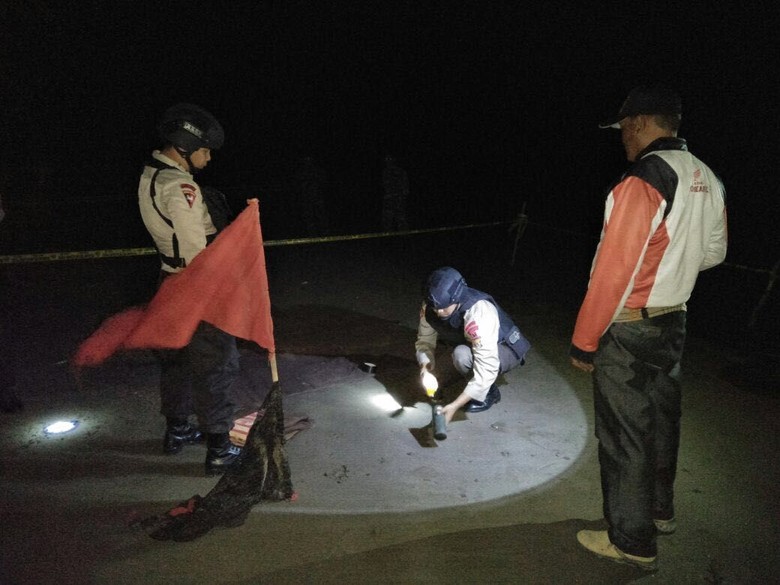 Nelayan di Aceh Utara Temukan Benda Diduga Mortir di Pantai Nelayan di Aceh Utara Temukan Benda Diduga Mortir di Pantai