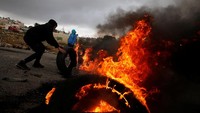 Massa membakar ban. REUTERS/Mohamad Torokman.