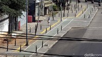 Trotoar tampak lebih lebar dan cantik yang membuat betah para pejalan kaki melintas.