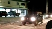 Masih di lempeng Cincin Api Pasifik, kejadian lainnya yakni terjadi gempa 7,9 SR di Alaska pada Senin (22/1) tengah malam atau Selasa (23/1) waktu Jakarta. Sempat ada peringatan tsunami, namun tak lama kemudian dicabut. (Foto: Dok. Instagram @JUPITERTHEPRODUCER.ASTORIA via REUTERS)