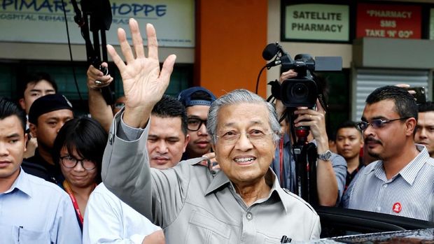 Polemik PM Baru Malaysia Berakhir di Jentik Jari Raja?