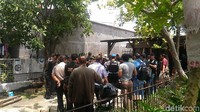Selain aparat Polsek Cengkareng, penggerebekan ini melibatkan 97 petugas gabungan dari Polres Jakbar, Brimob Polda Metro Jaya, dan TNI.